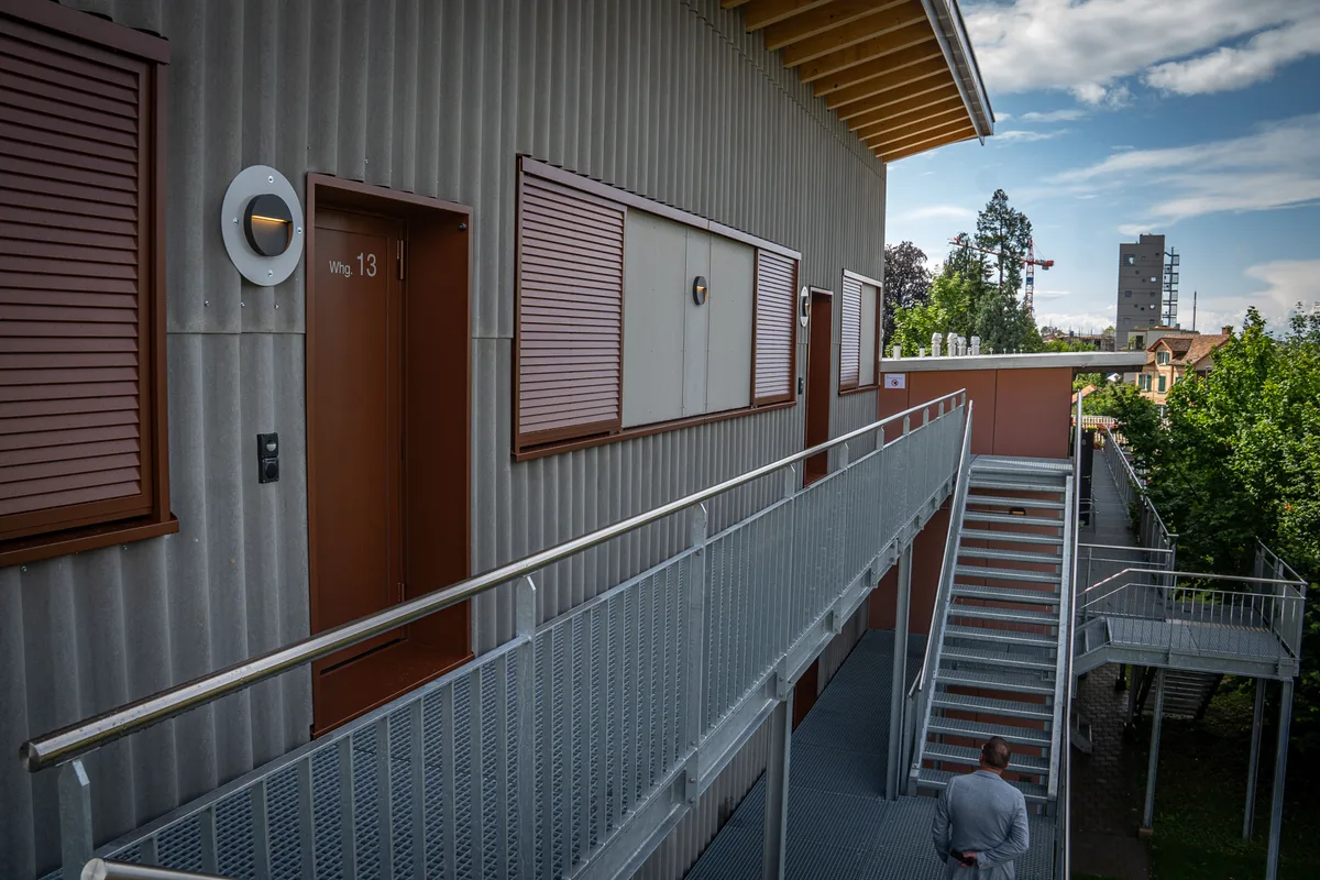 Blick auf die Eingangspartie der neuen Flüchtlingsunterkunft in Pfäffikon.